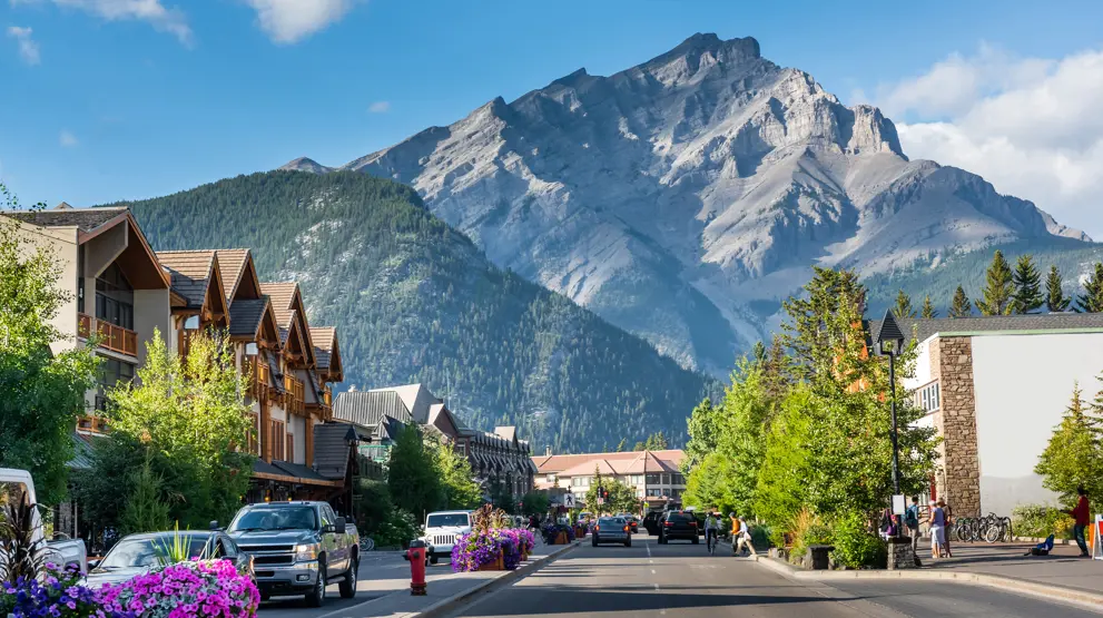Banff by ligger omgivet af smuk natur med dramatiske bjerge og blanke søer