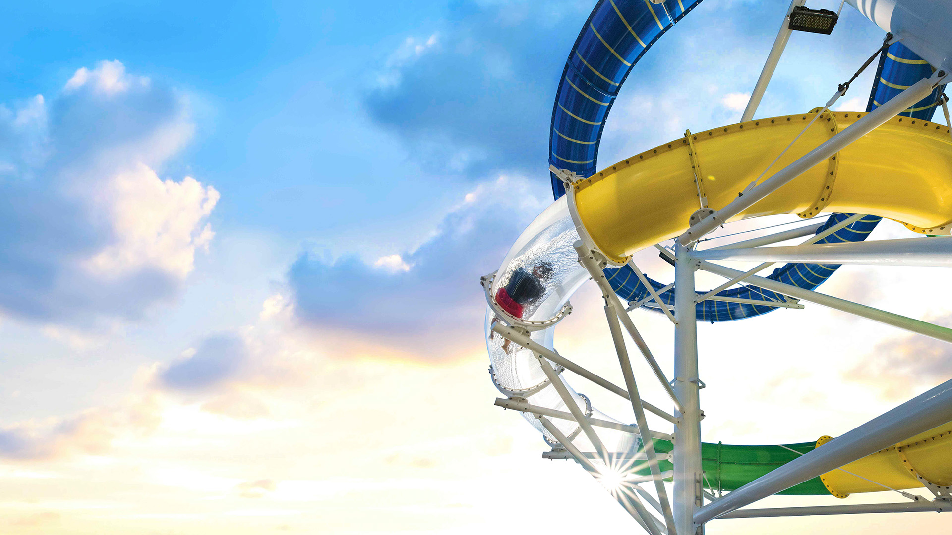 Der er masser af underholdning ombord - prøv de vilde rutsjebaner!