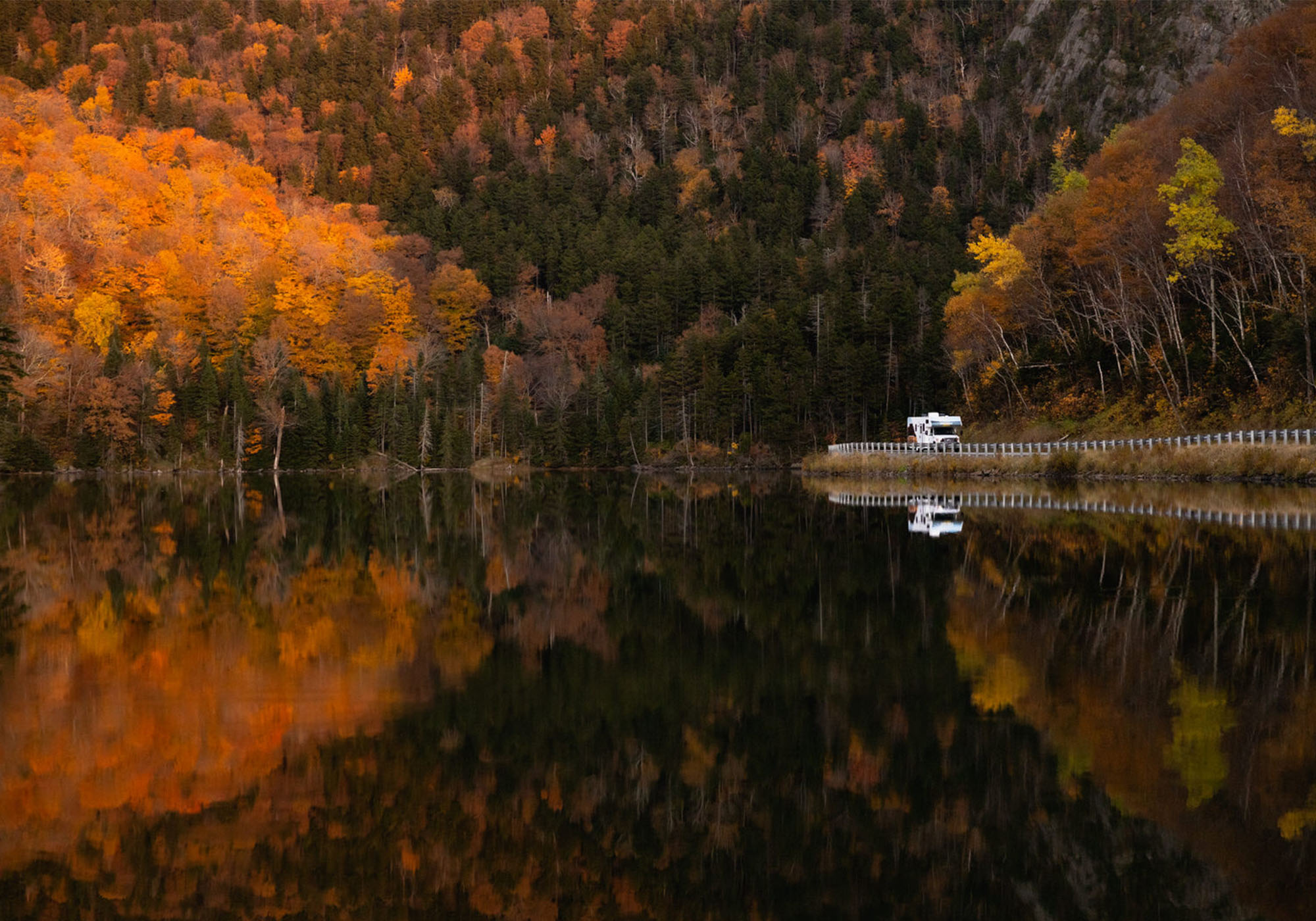 Efterårsfarver i New England i autocamper