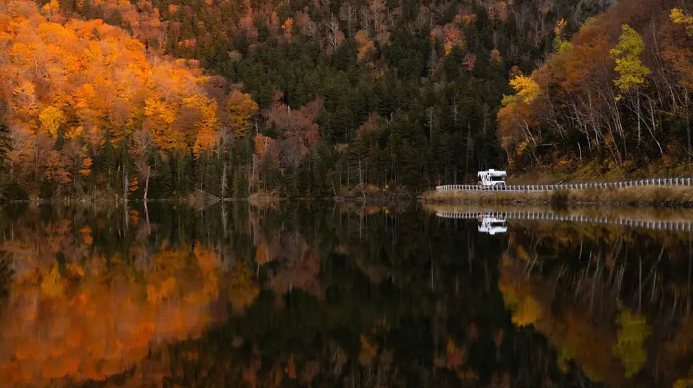 Efterårsfarver i New England i autocamper