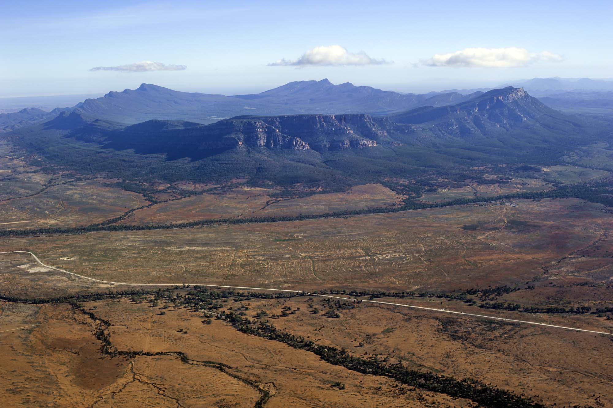 australia-flinders-ranges-wilpena-pound-shutterstock_127906865