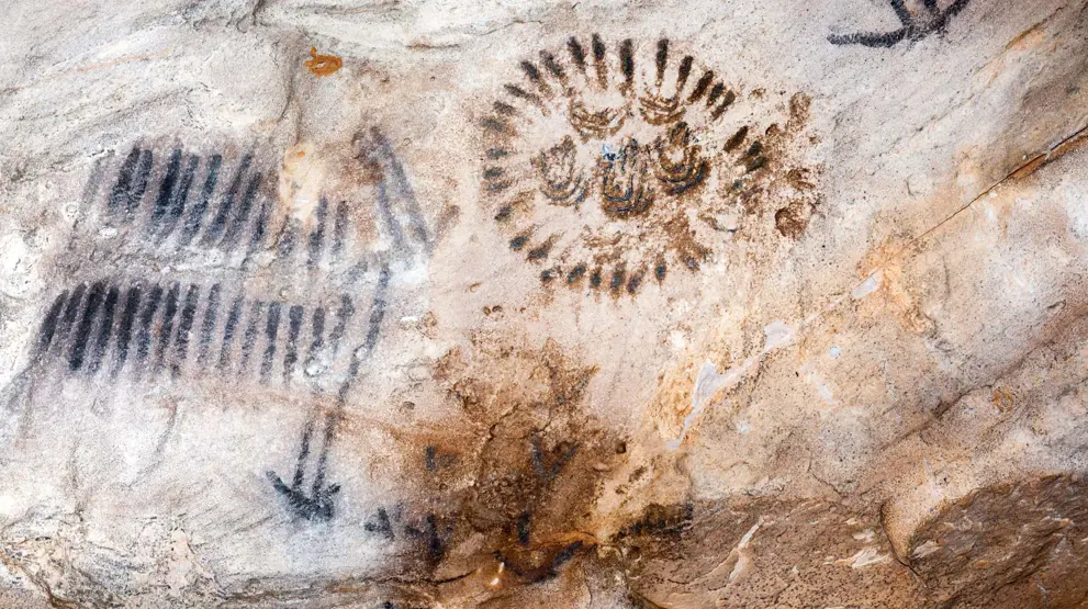 Lær mere om aboriginerne med klippekunst, historiske steder og på museer.