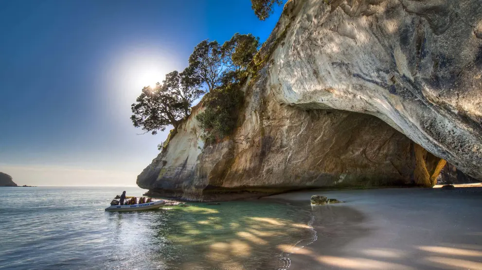 Cathedral Cove - Rejser til Coromandel. Foto: Legend Photography