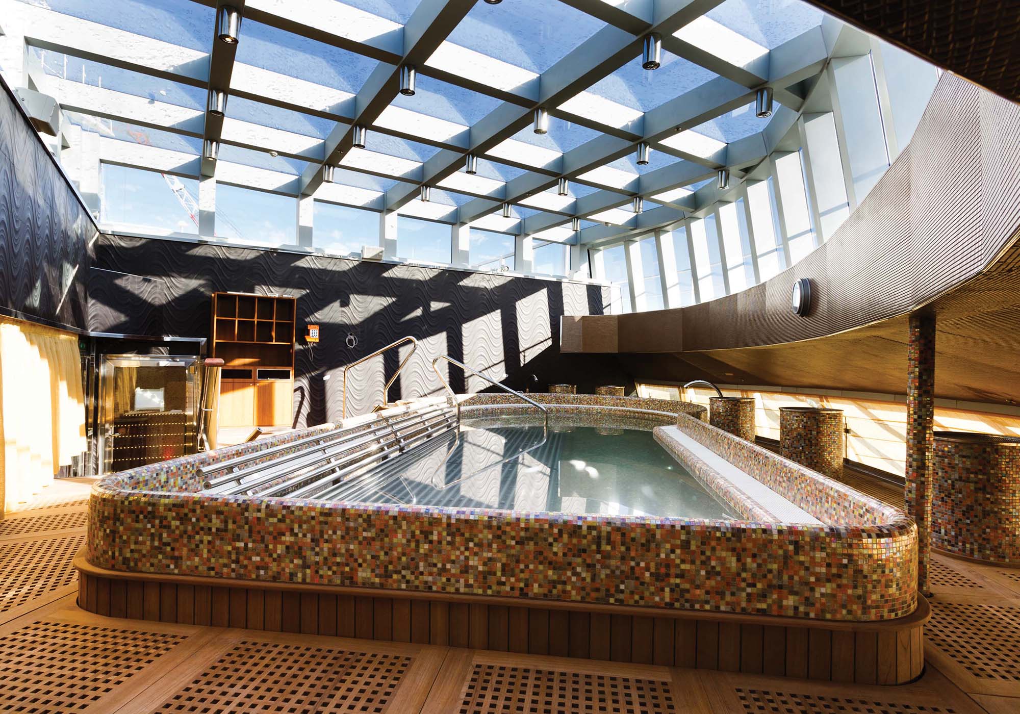 Nyd de mange poolområder og boblebade ombord