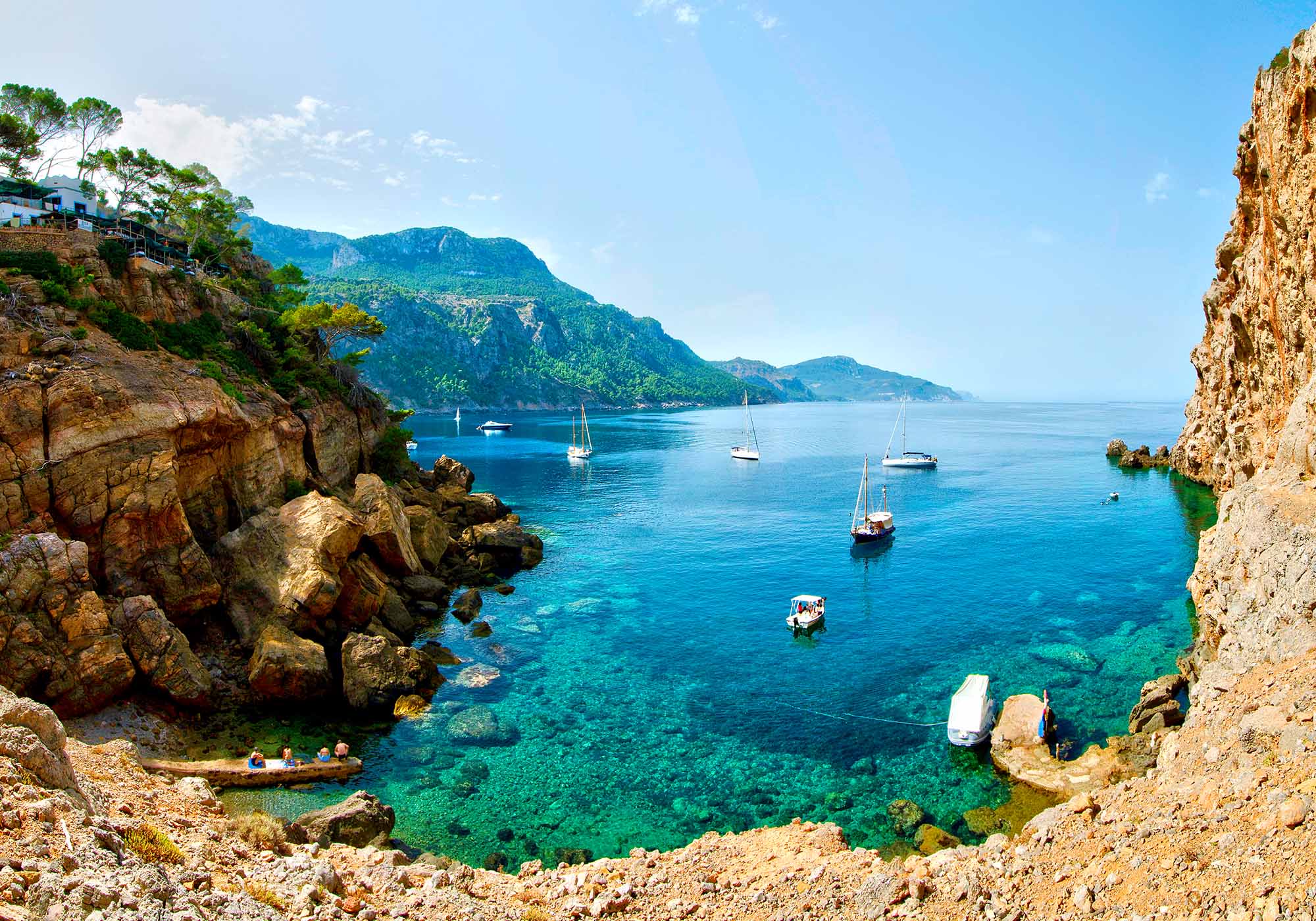 Sejl på det åbne hav med et af Costas skibe, og besøg smukke strande og bugter på land