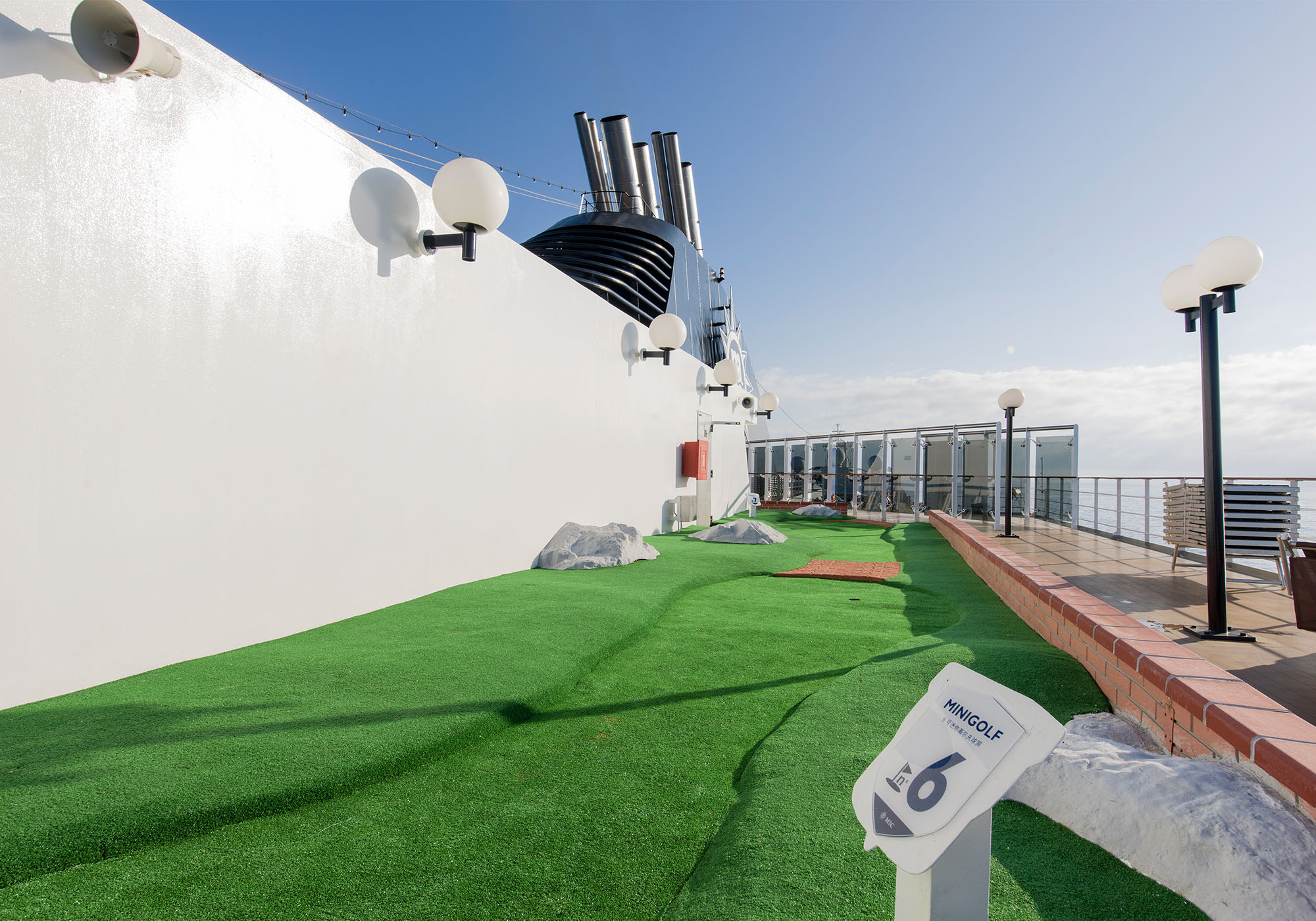 Spil minigolf på MSC Lirica
