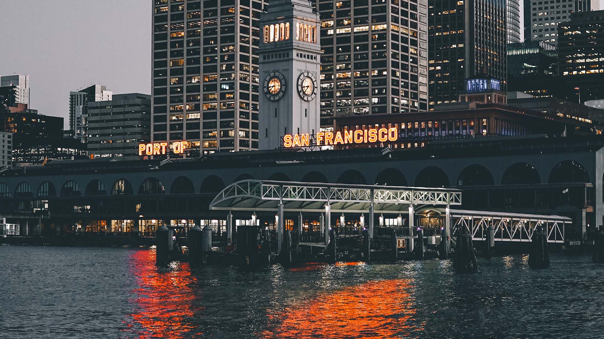 Gå en tur langs havnen i San Francisco og bliv ønsket velkommen af færgekajen og klokketårnet